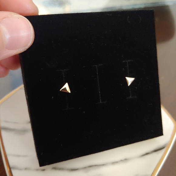 Gold triangle earrings - Picture 5 of 5